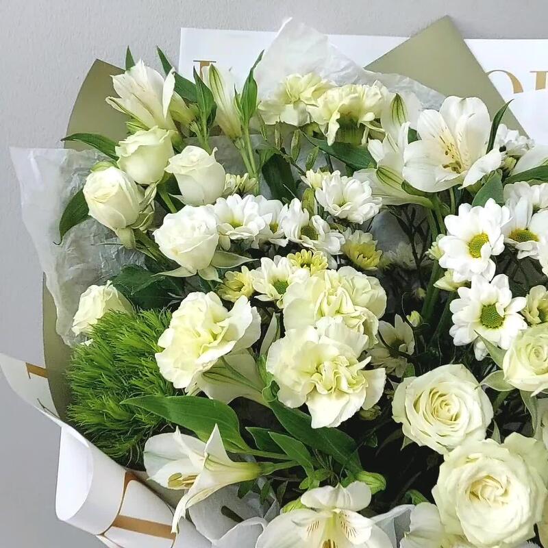 Большой белый букет с кустовой розой, эустомой и гвоздиками