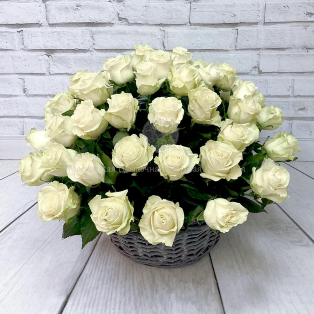 Корзина с белыми розами